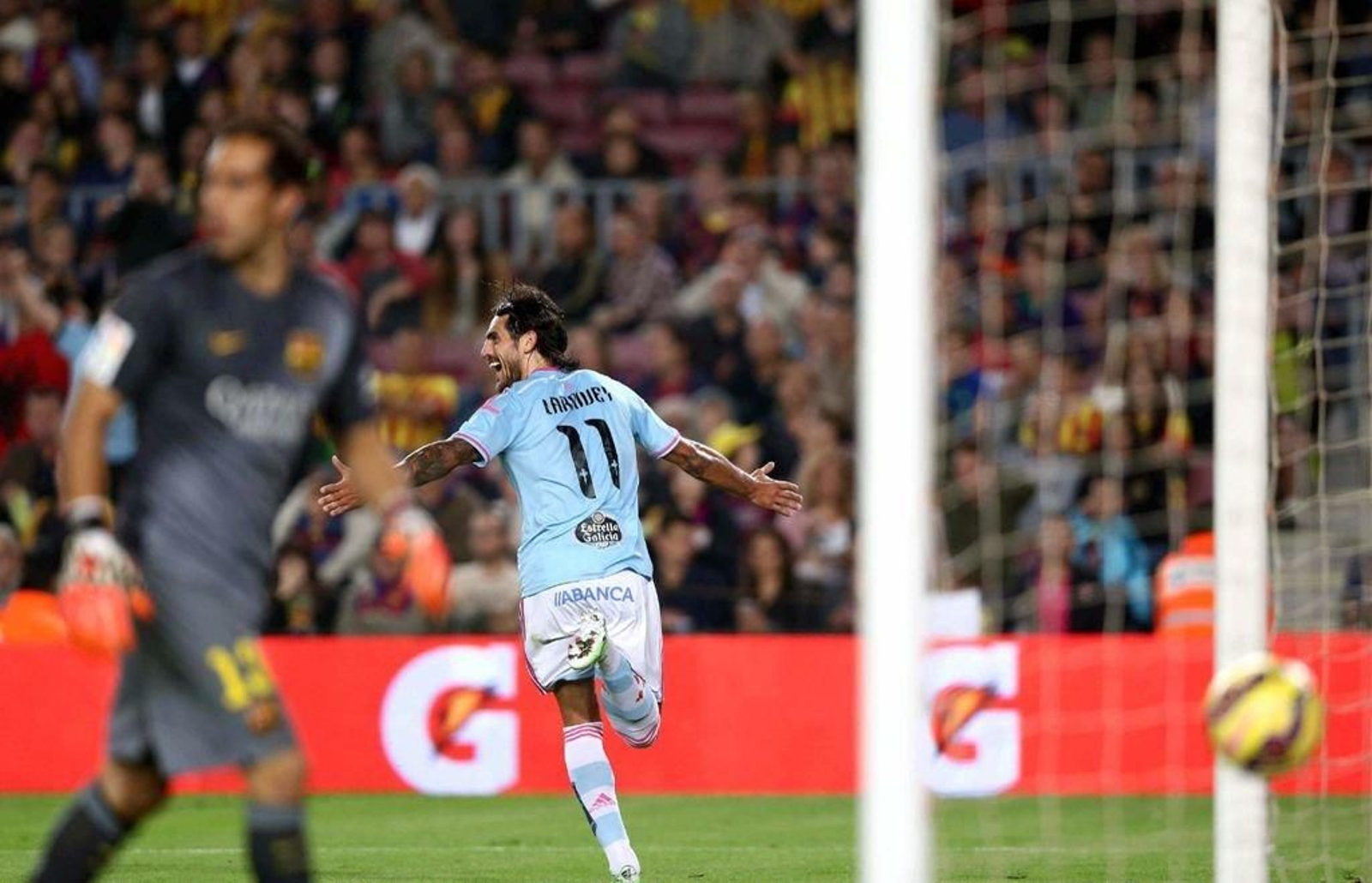 Joaquín Larrivey celebra el gol que otorgó al Celta la histórica victoria en el Camp Nou.
