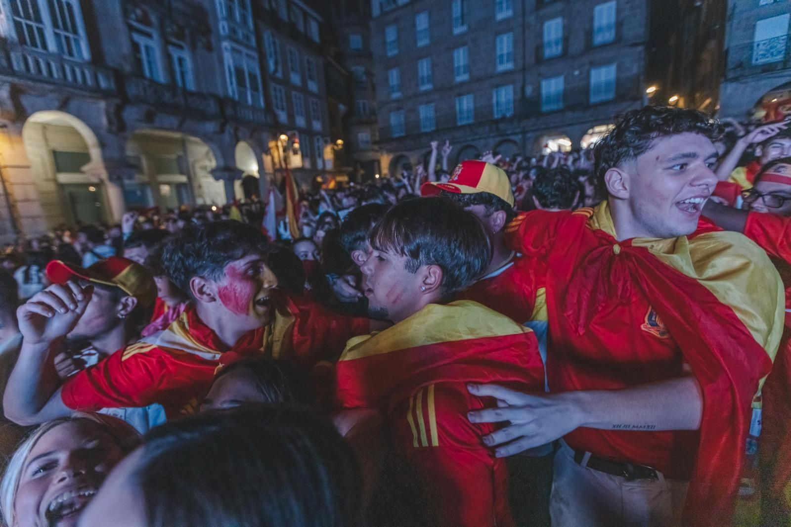 Galería | La ilusión por España en la semifinal tiñe de rojo la provincia de Ourense, en fotos