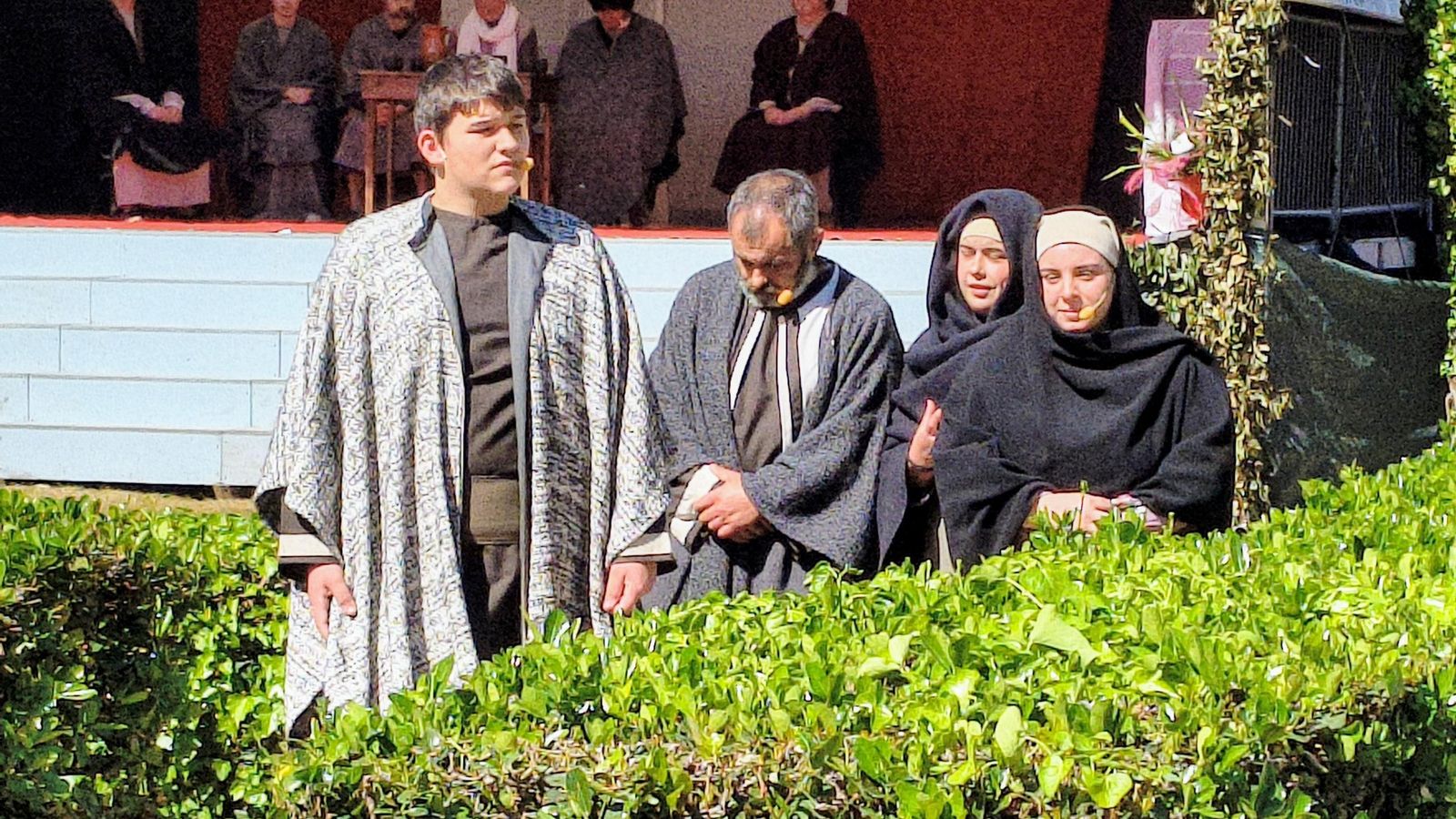 Juan, Pedro, María Magdalena y Salomé acuden al sepulcro.