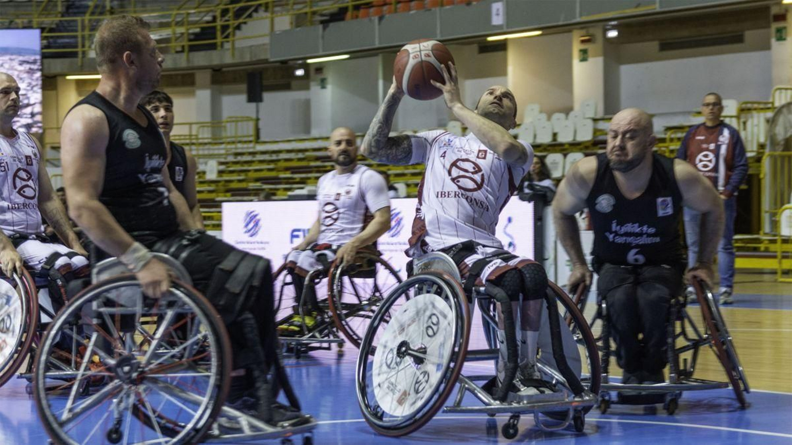 Julio Vilas, con el balón, en un partido de la ronda inicial de la Eurocup 3 de la pasada temporada.