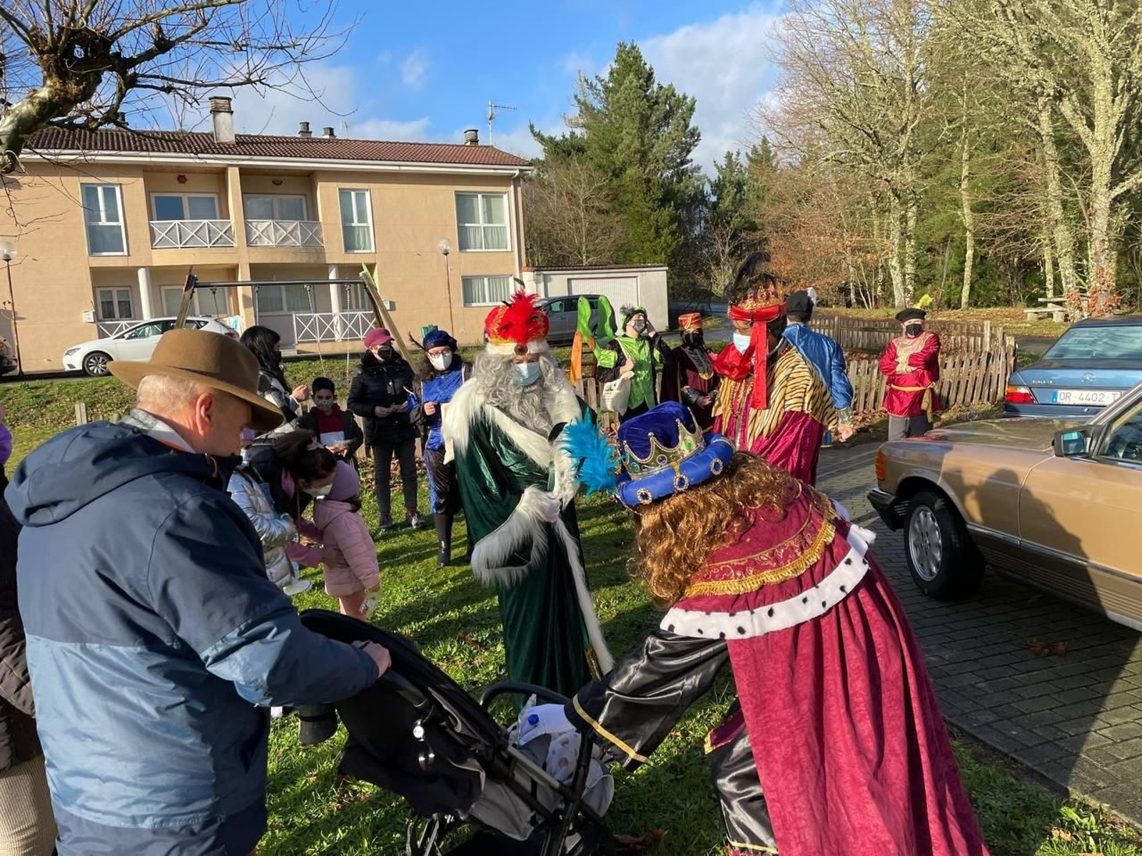 O Viso,  la comitiva real llega en Ramirás. // José Paz