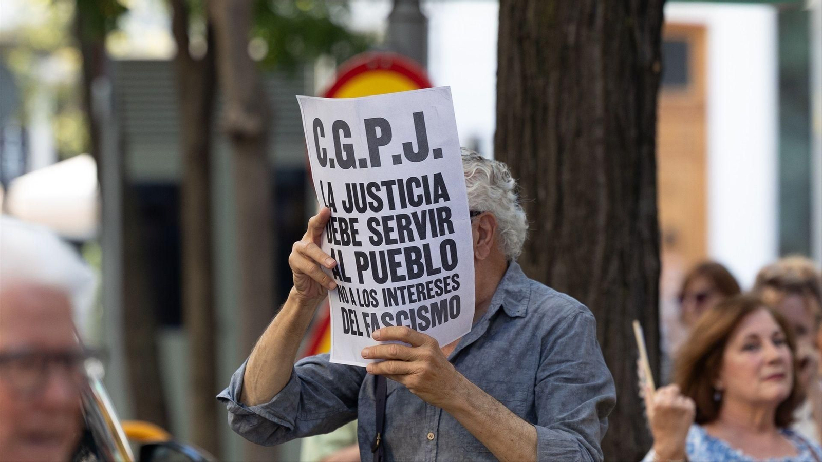 Concentración contra el juez Peinado frente a la sede del Consejo General del Poder Judicial (CGPJ), en una imagen de archivo.