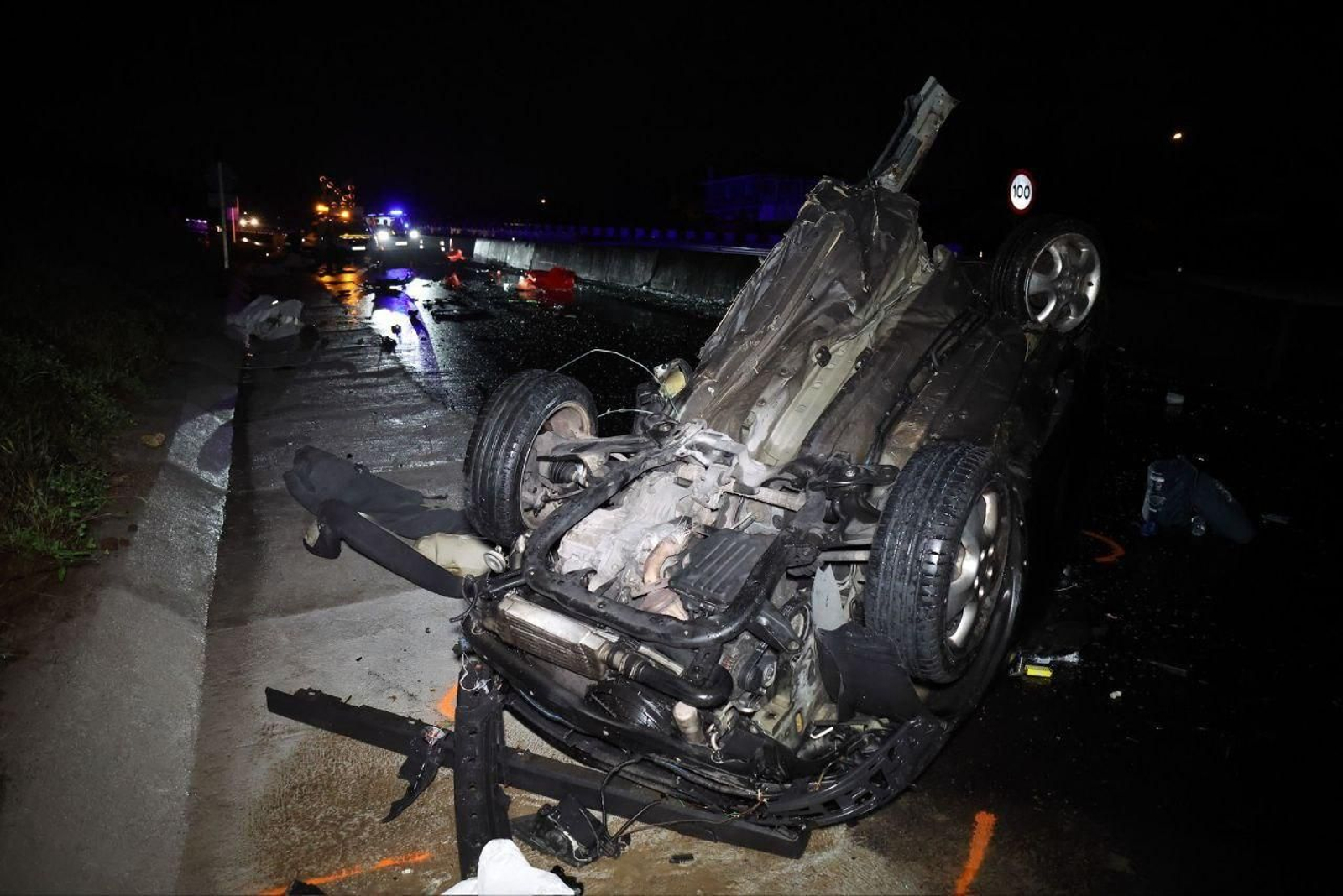 El coche siniestrado en Tui totalmente destrozado.