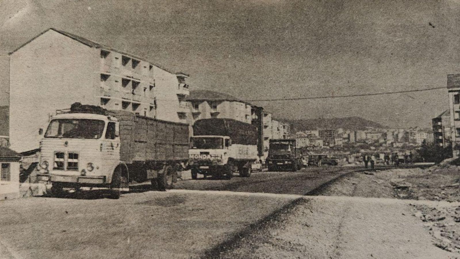 Una de las concentraciones de camiones en Orense, con la Policía Armada al fondo.