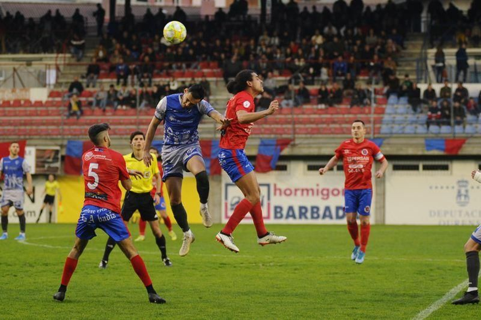 Renan y Viti saltan a por un balón en uno de los derbi de la temporada pasada (MARTIÑO PINAL).