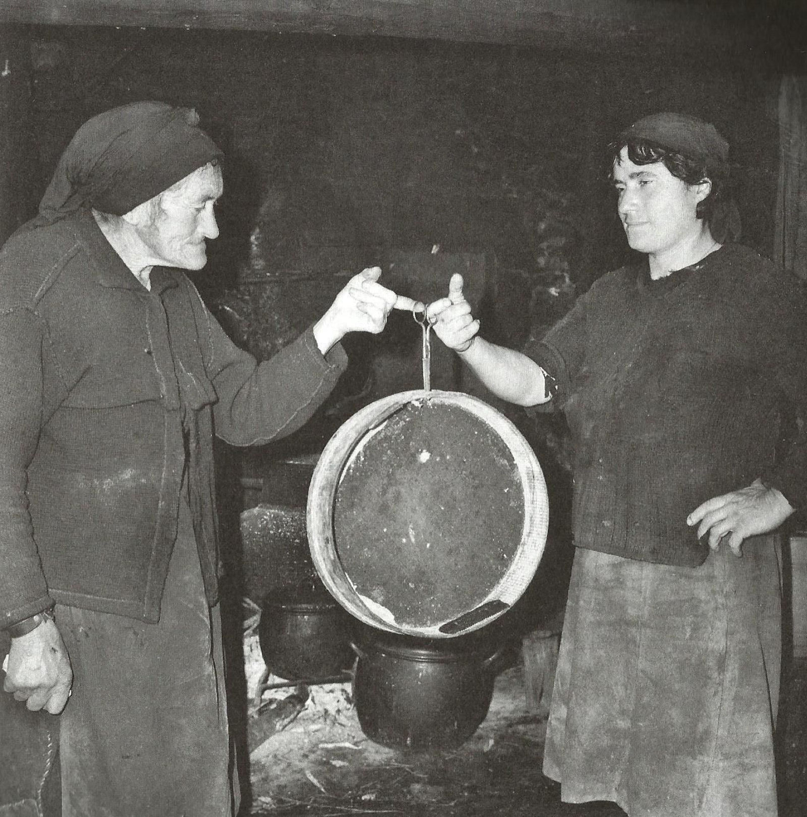 Meigas, adivinación con tijera y cedazo.