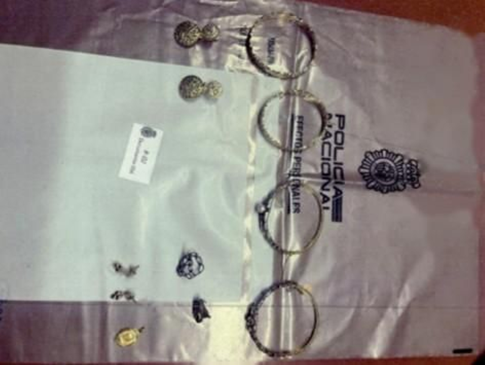 Galería | Zapatero guardaba decenas de joyas y relojes en una caja fuerte en su despacho, fotos