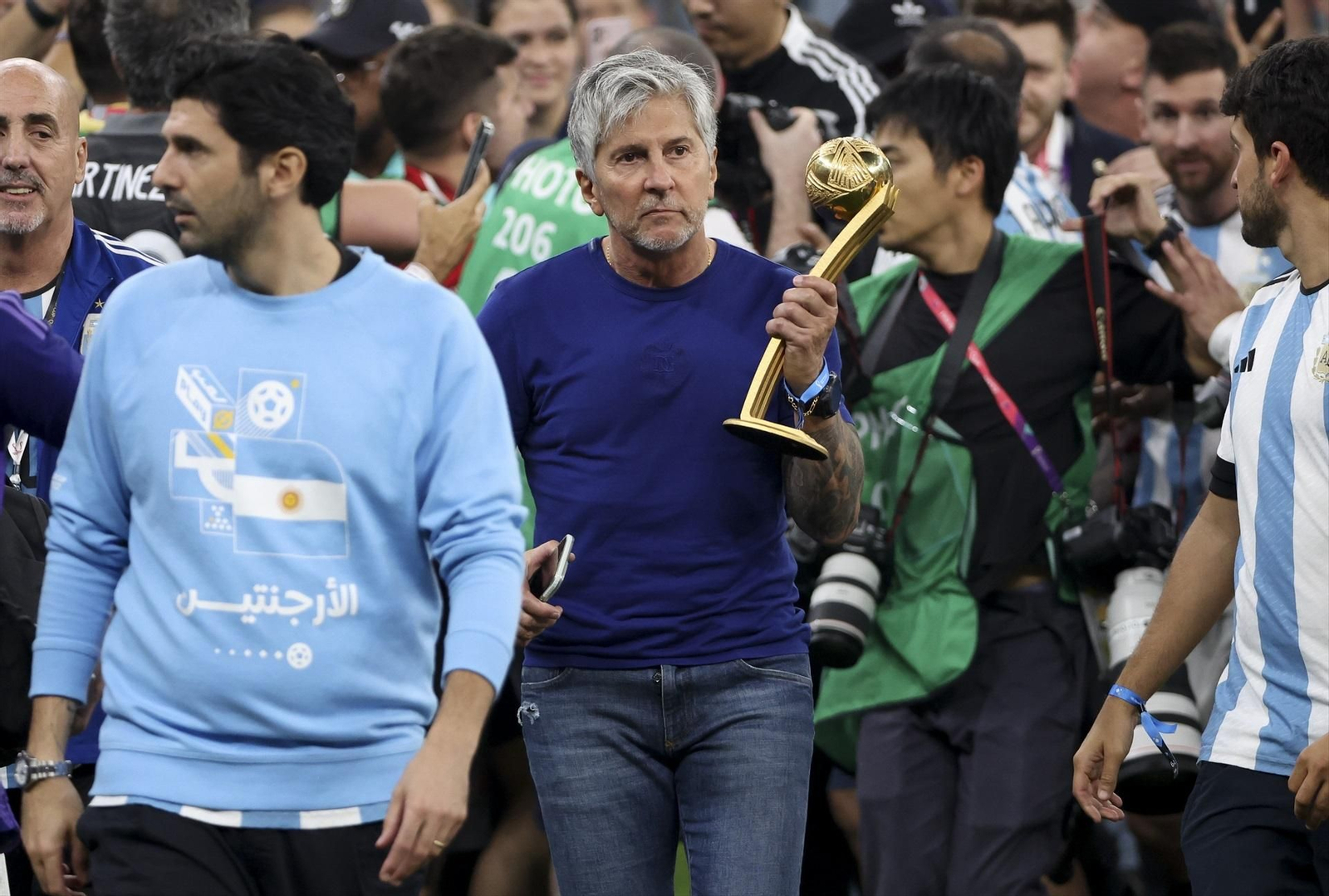 Jorge Messi con el trofeo de Mejor jugador de Mundial 2022 de su hijo Leo Messi.