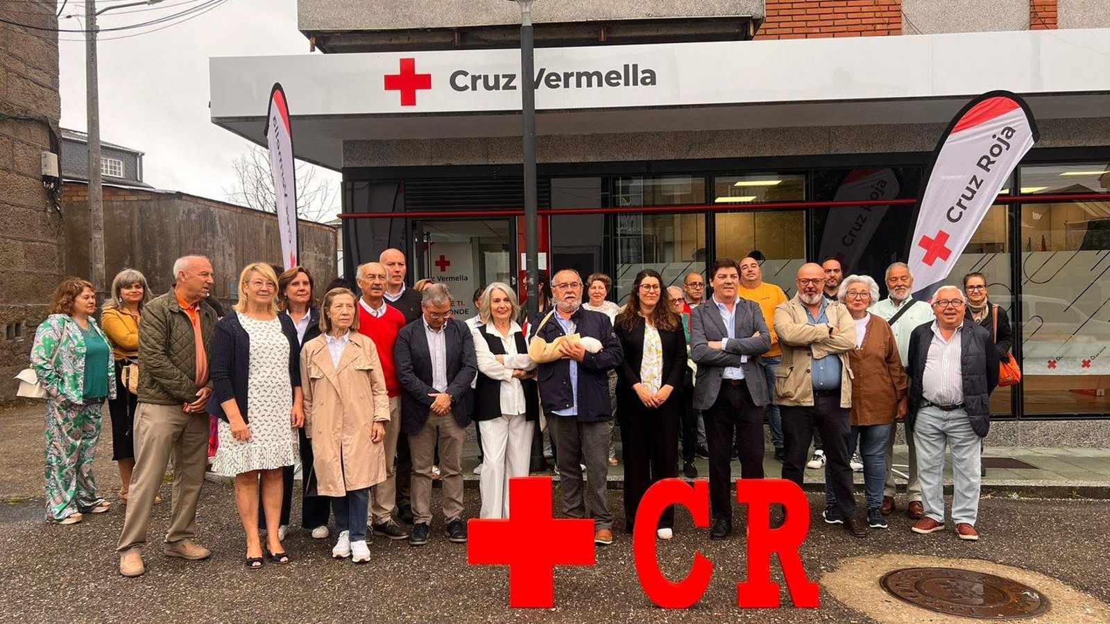 Foto grupal de la nueva sede de la Cruz Roja en A Gudiña