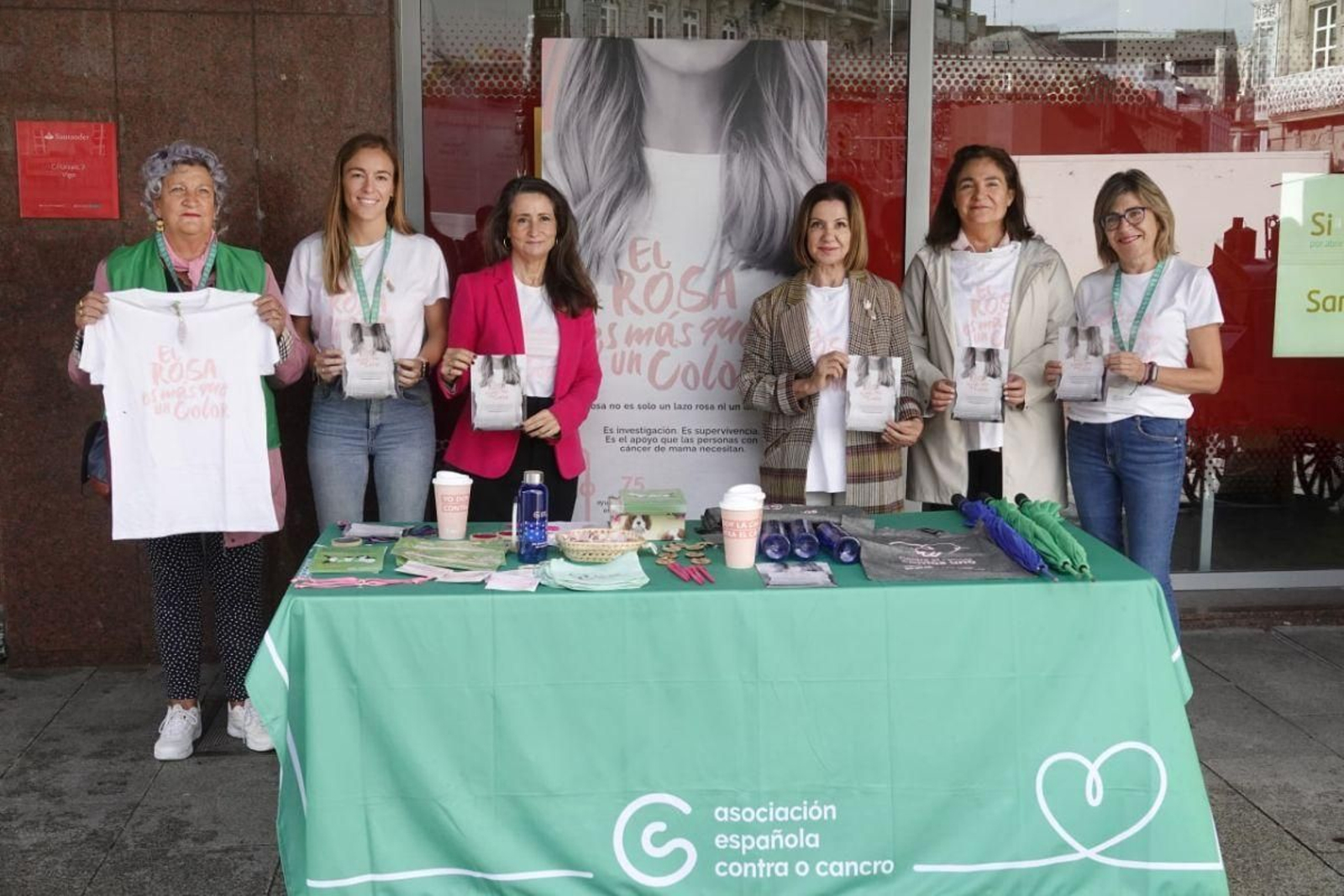 La Asociación Contra el Cáncer contó con la presencia de la concejal Uxía Blanco en su mesa informativa.