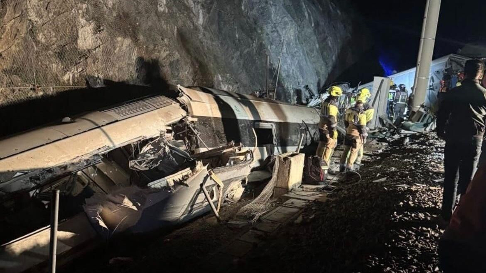 Los equipos de emergencias trabajan en uno de los vagones siniestrados.