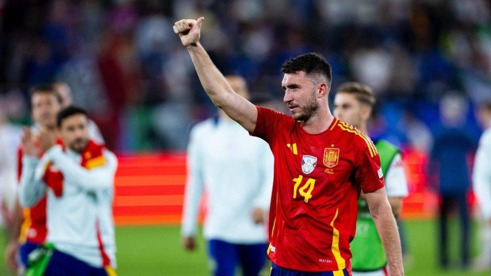 Aymeric Laporte saluda tras el partido que enfrentó a España con Italia en esta Eurocopa.