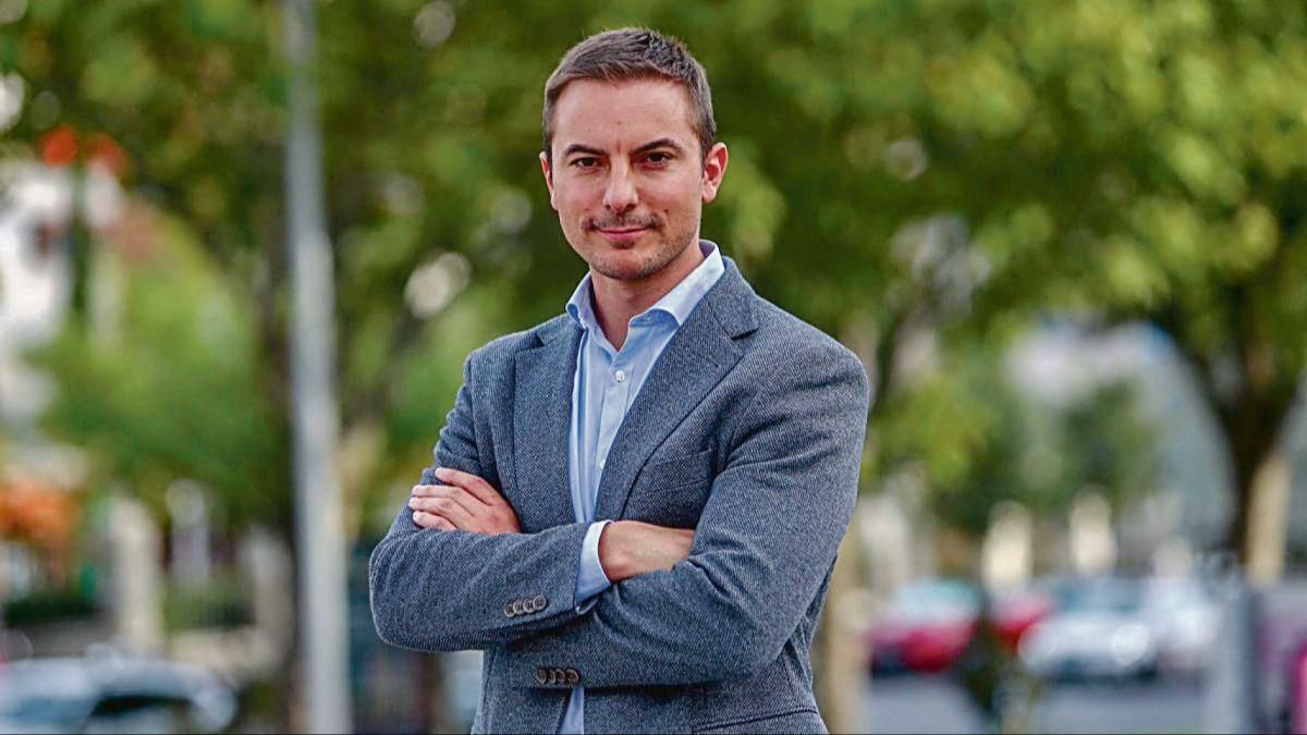 Juan Lobato, senador del PSOE: "Arrastrar los pies 20 años conserva cargos, pero no es hacer política"