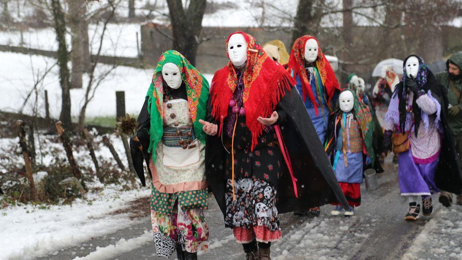 Los farrumecos de camino a Busteliño.