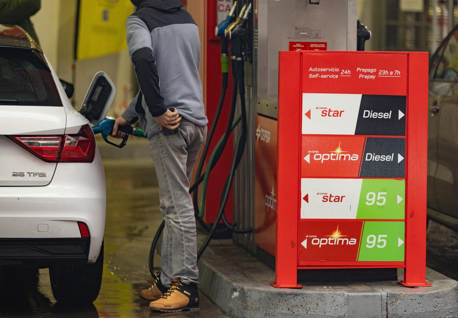 Una persona reposta combustible en una gasolinera.