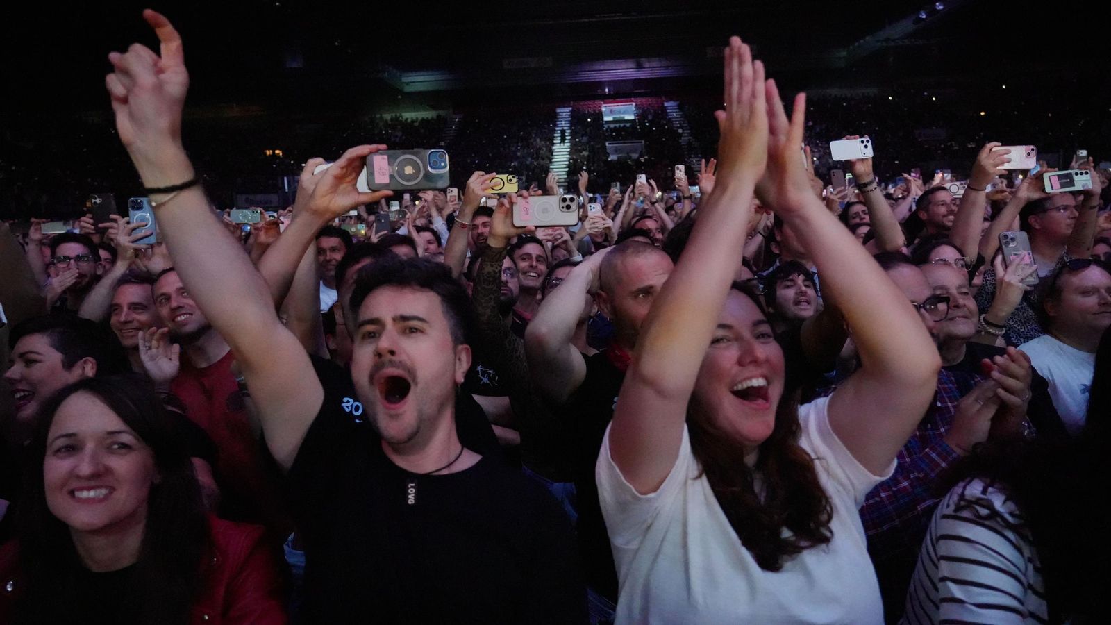 Cientos de personas durante el concierto de La Oreja de Van Gogh.