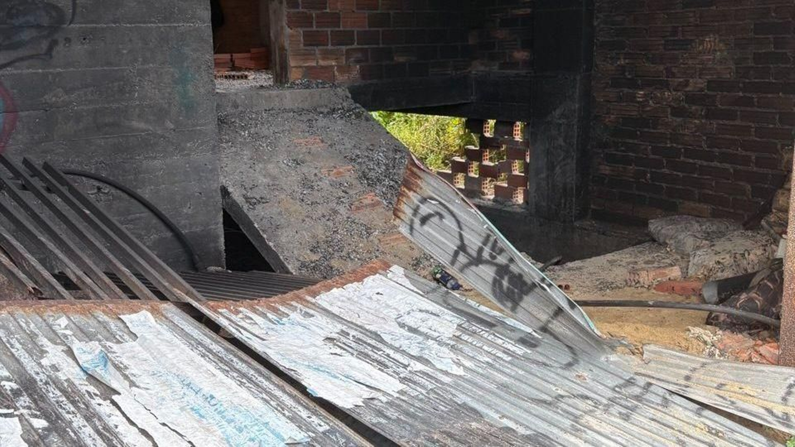 El acceso al edificio que se incendio, totalmente abierto.