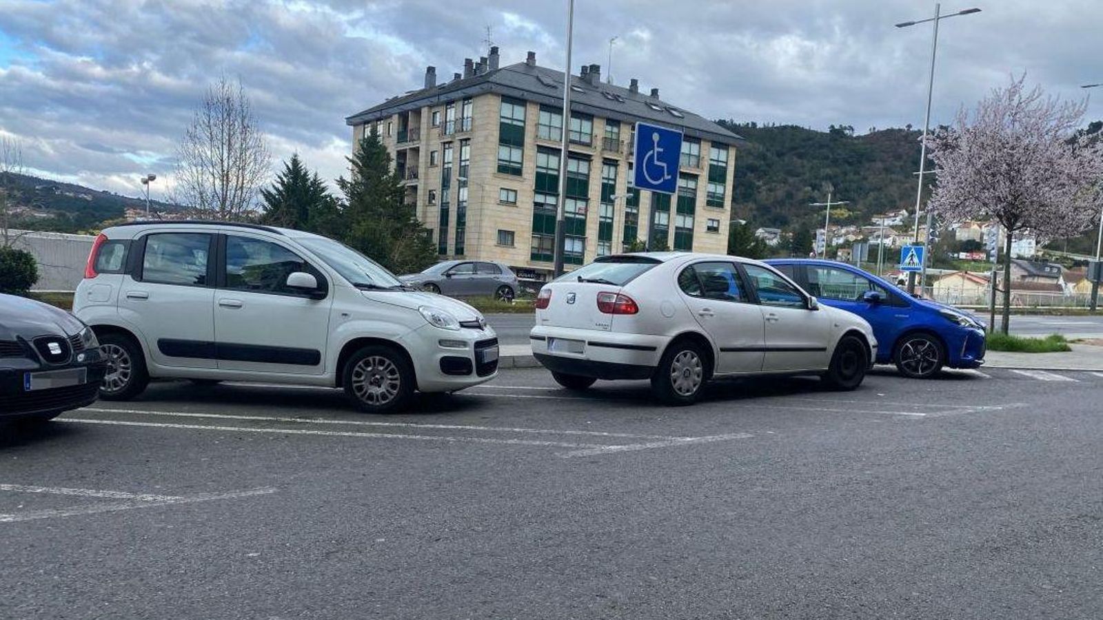 Coches mal aparcados.