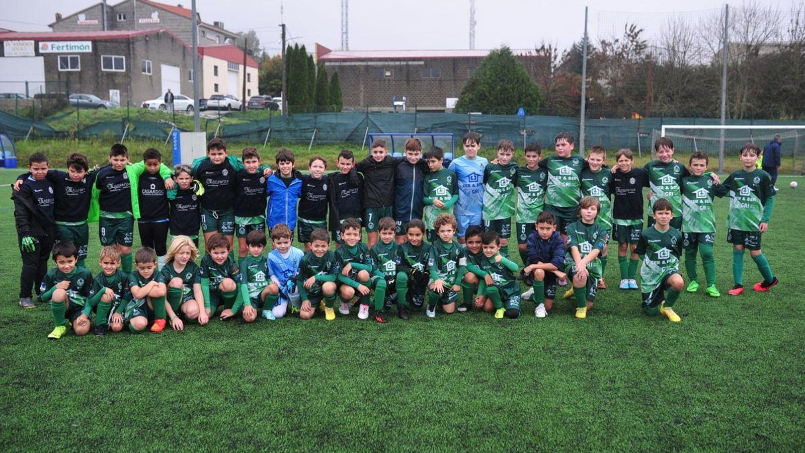 Las plantillas del CD Arenteiro de fútbol-8 de la Primera Alevín, la Primera Benjamín y la Primera Prebenjamín, el sábado en el campo de A Uceira en una jornada de liga. Fotos: Miguel ángel / José paz