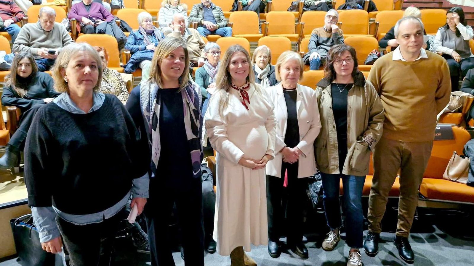 Almodovar (primero por la derecha) en el acto organizado en Asturias coincididendo con el Día del Migrante