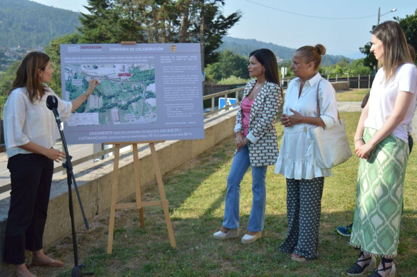 Nidia Arévalo, Carmela Silva y Vicky Alonso, el pasado agosto en la presentación de las obras en la EP-2601.