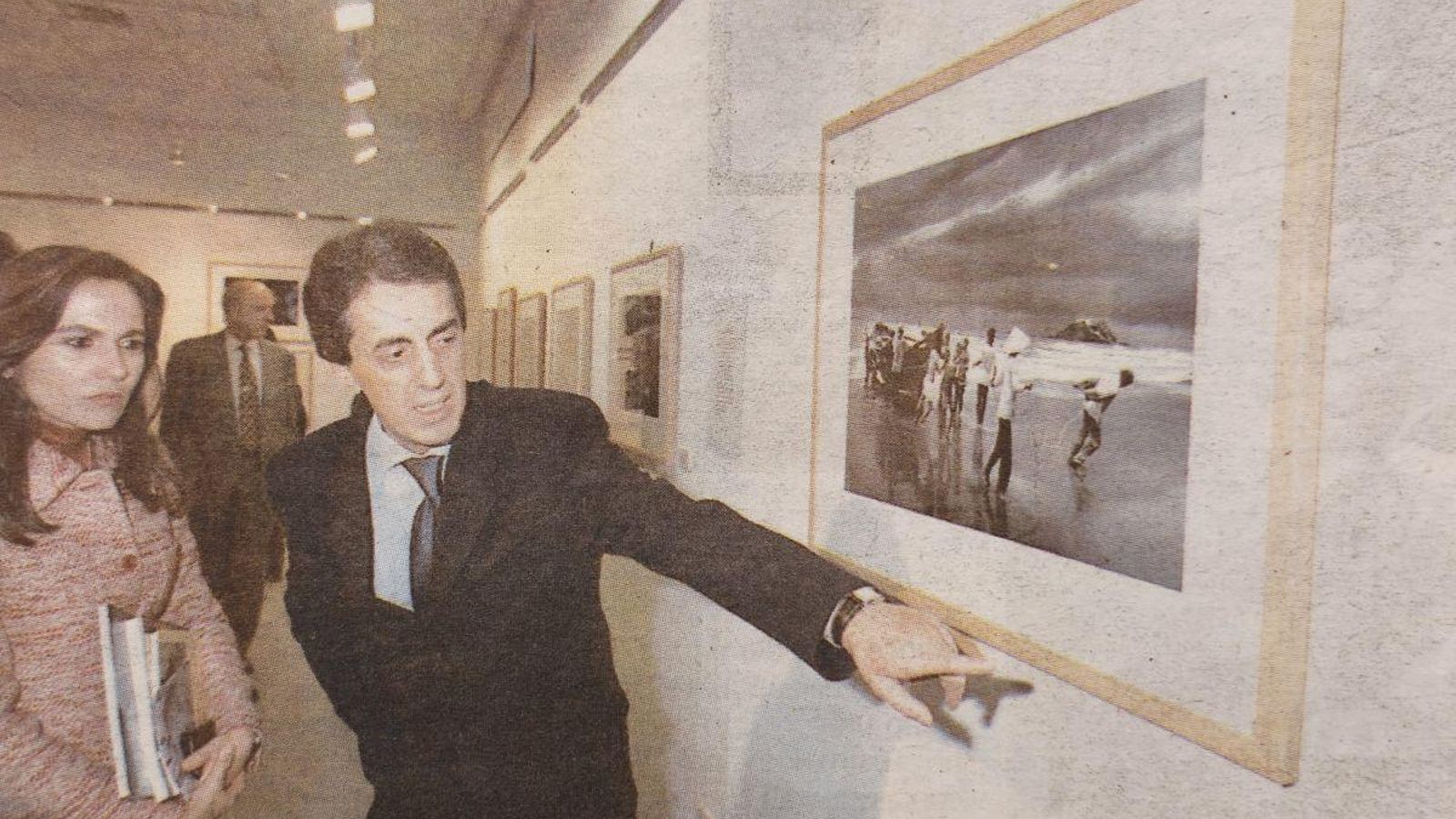 La directora xeral de Xuventude, María José Bravo Bosch, y el subdirector de Caixanova, Amadeo Rodríguez, en la muestra de Sebastiao Salgado.