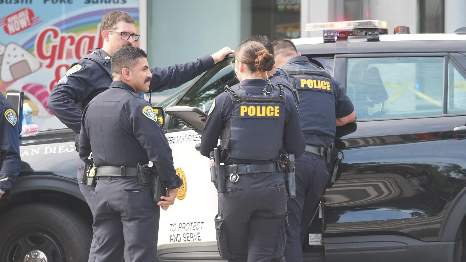 San Diego, California, Estados Unidos: Agentes de policía investigan el lugar de los hechos tras el tiroteo.