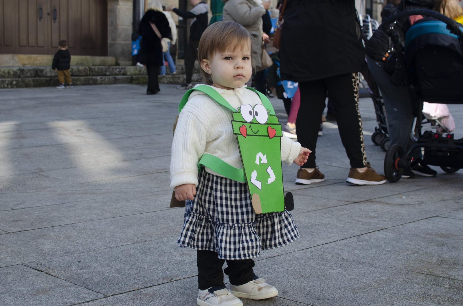 Los niños animan las calles de Ribadavia con el desfile escolar de Entroido