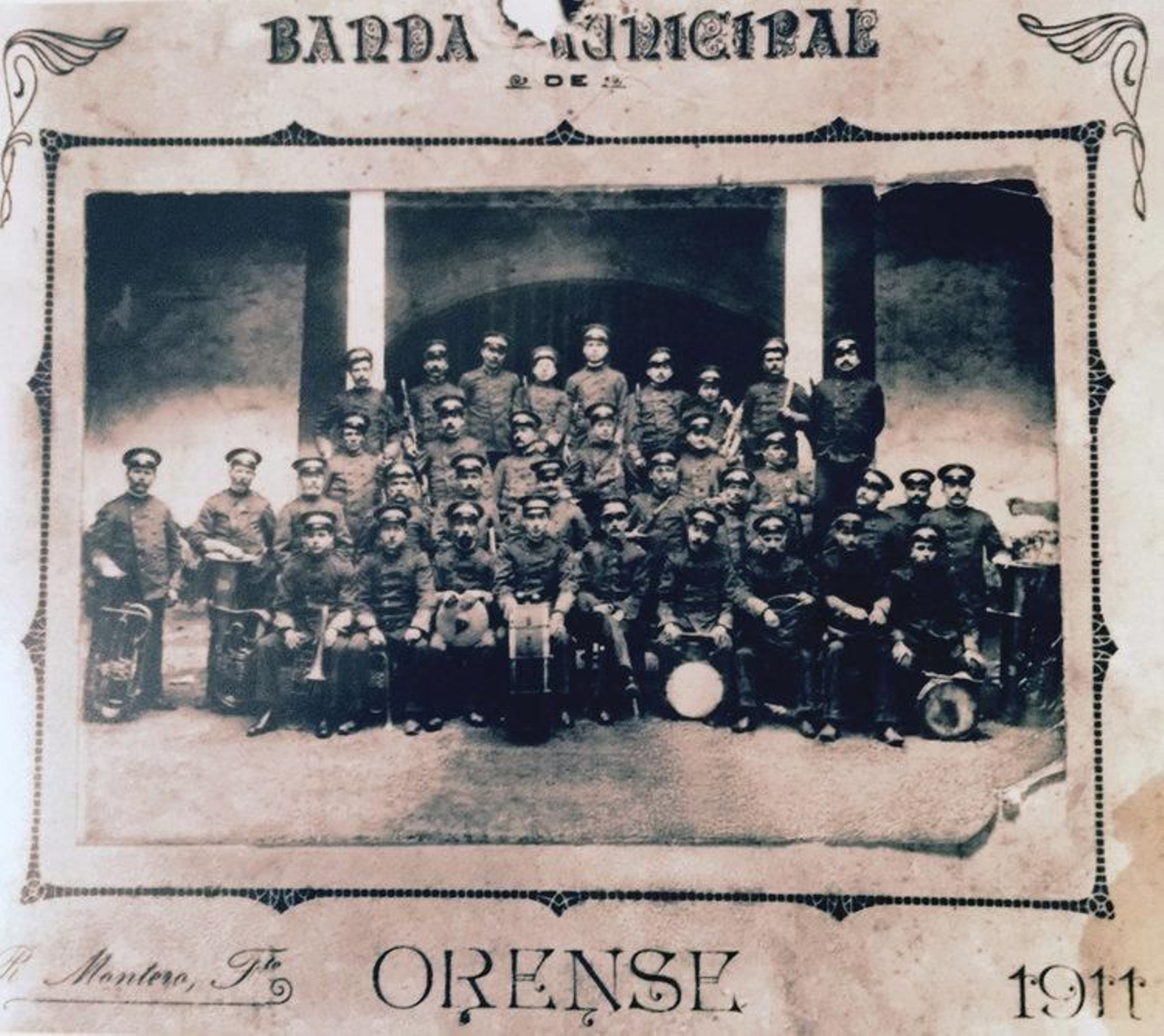 Banda Municipal de Ourense con su director Ricardo Coutier al frente en 1911.