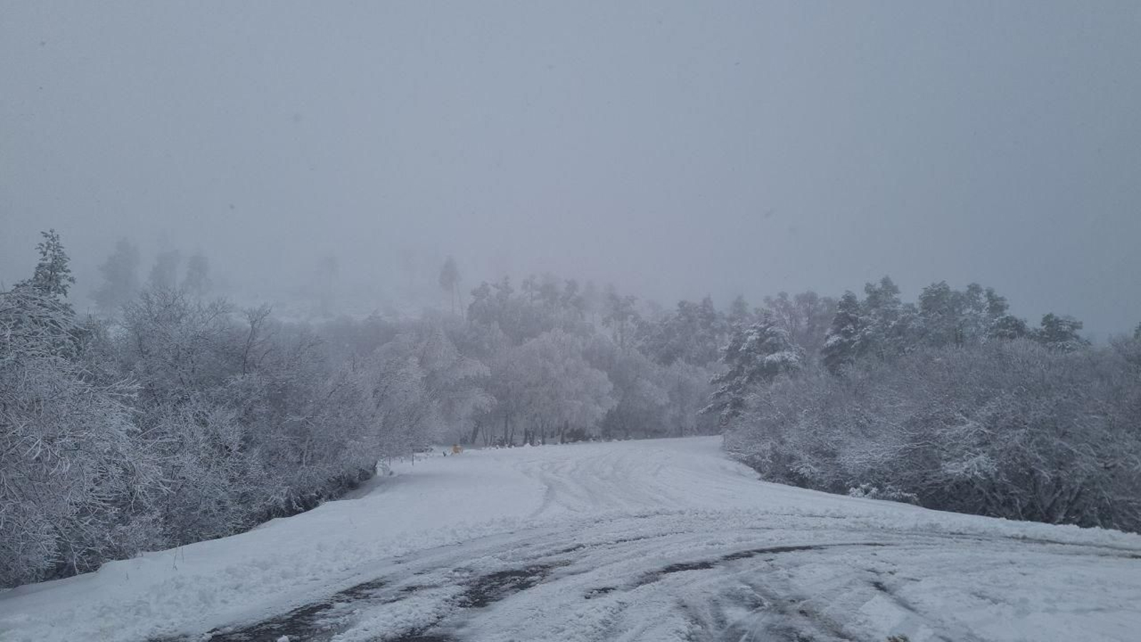 La Estación de Manzaneda, cubierta de nieve.