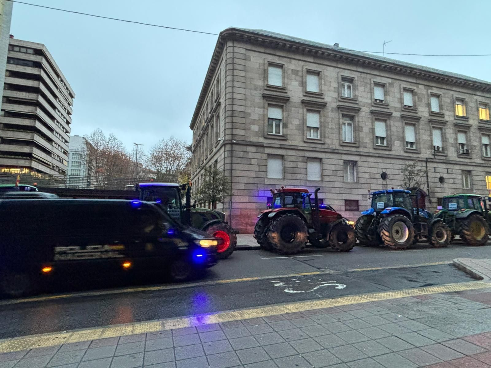 Tractores por detrás de la Subdelegación del Gobierno