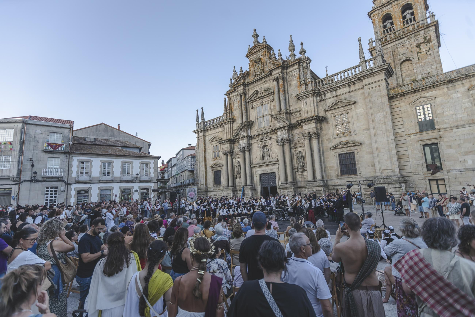 Galería |  Lembranza Ibérica llenó de música las calles de Celanova