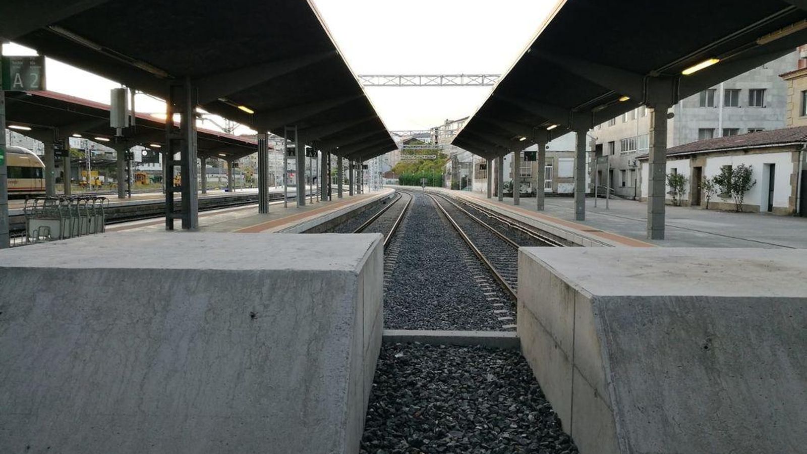 La catenaria todavía no llegó a la estación de Ourense. (Foto: Carlos Tavares)