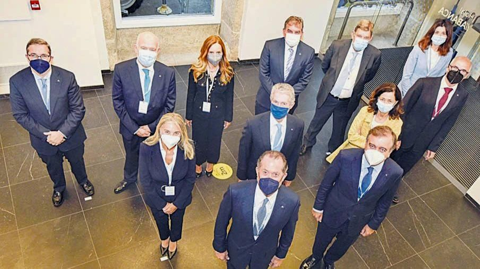 Juan Carlos Escotet al frente de los miembros del Consejo de Administración de Abanca.