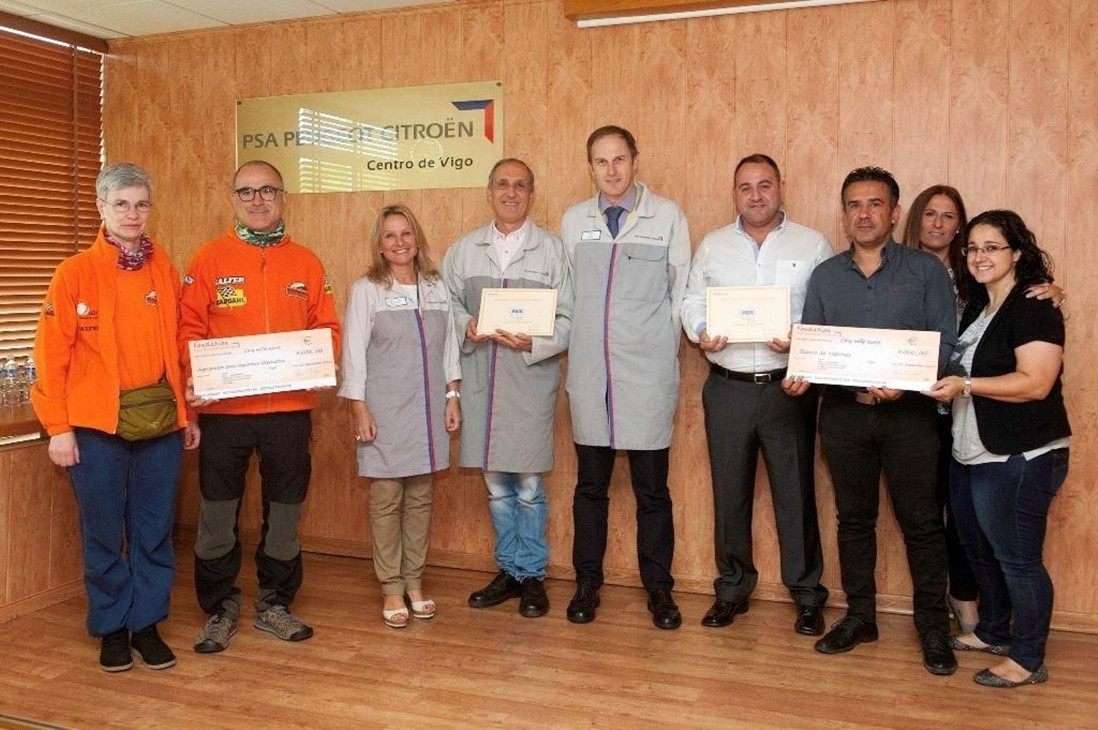 Las propuestas solidarias de los trabajadores del centro de Vigo "Los tapones del corazón", apadrinado por Pablo González, y "Vive deportivamente", de Francisco Javier Sánchez, fueron premiados por la Fundación PSA.