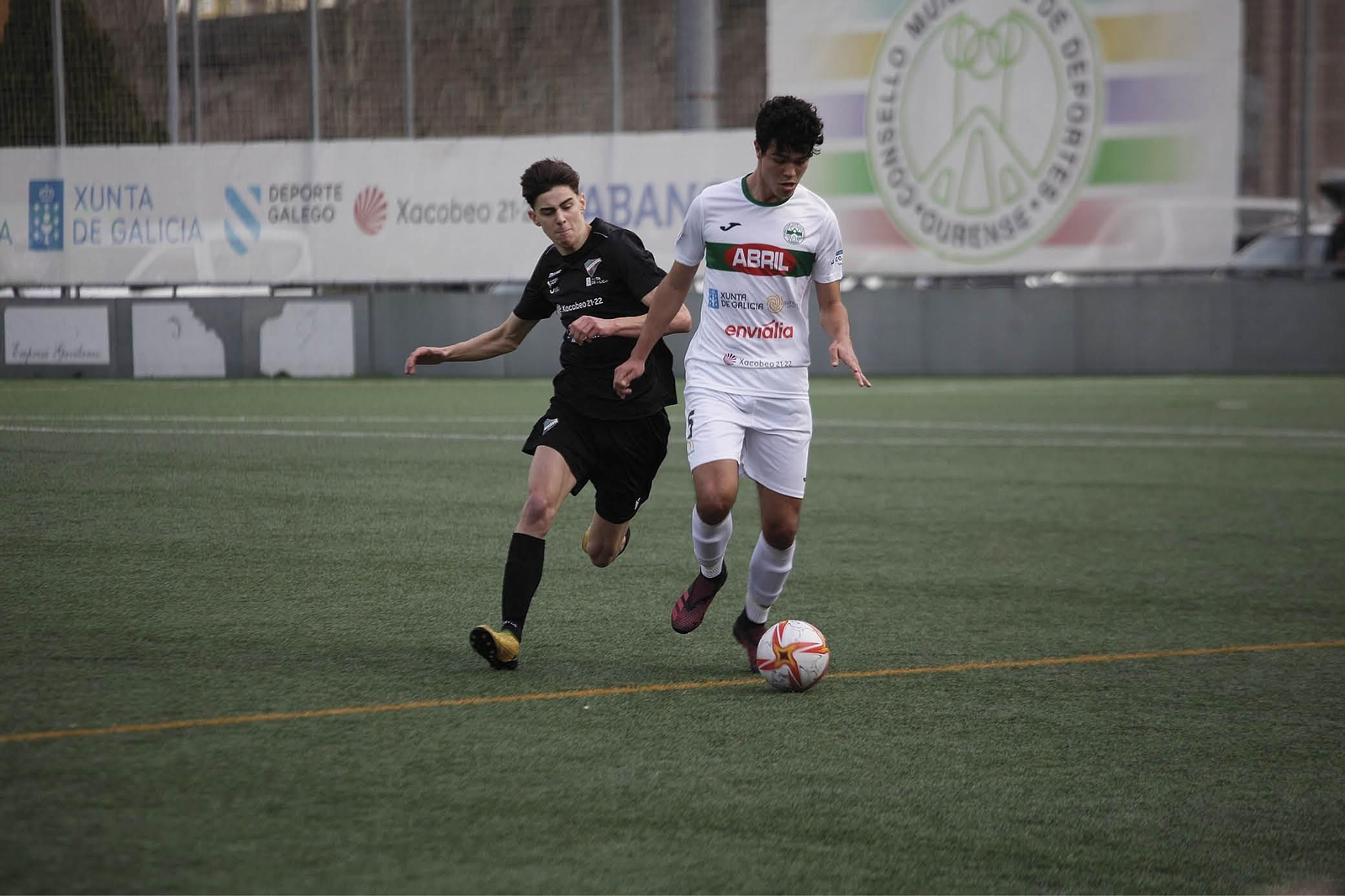 El central pabellonista Mario Langa lleva la pelota. (FOTO: MIGUEL ÁNGEL)