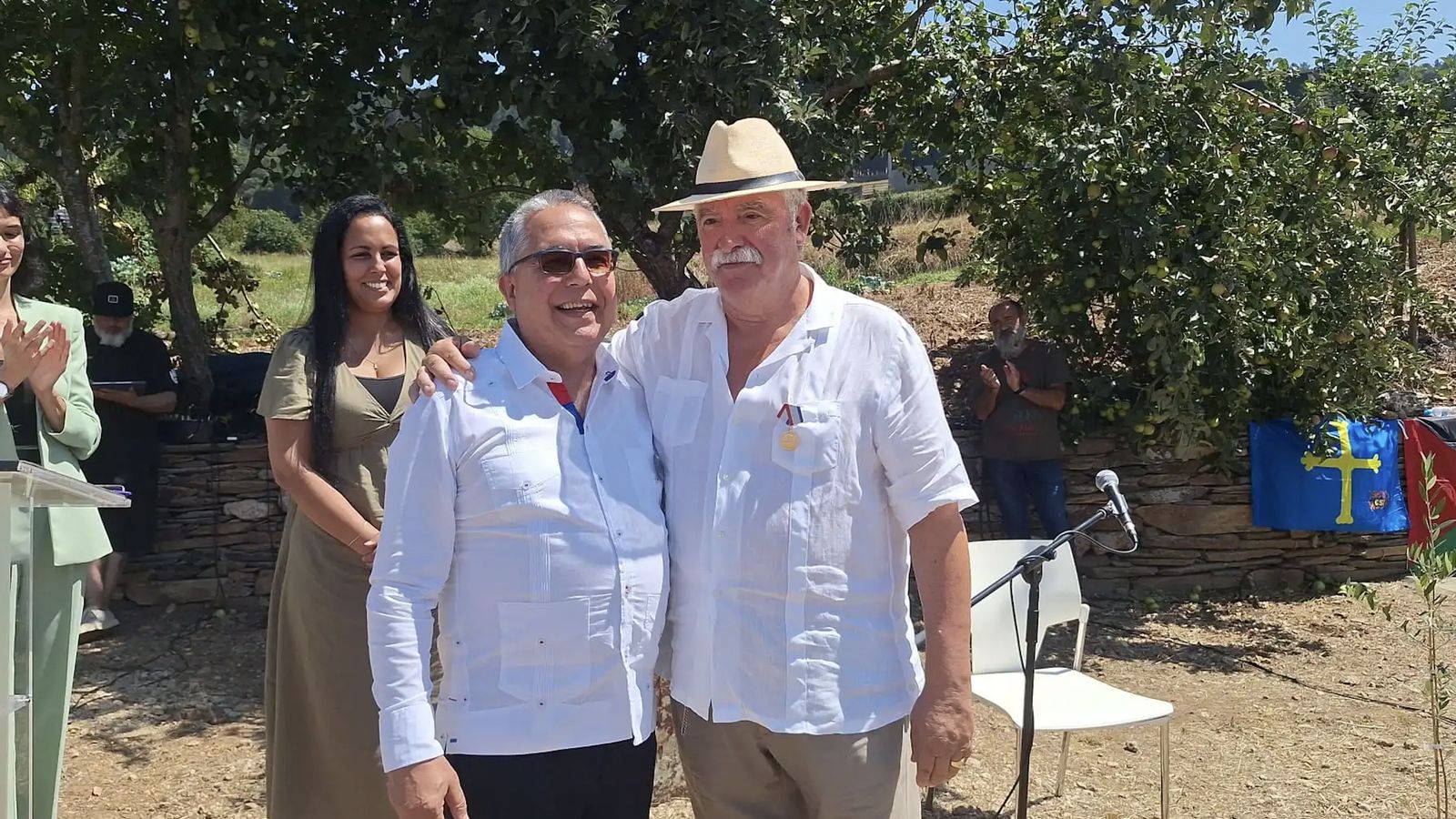 Marcelino Medina embajador de Cuba en España y el alcalde de Oleiros, Ángel García Seoane
