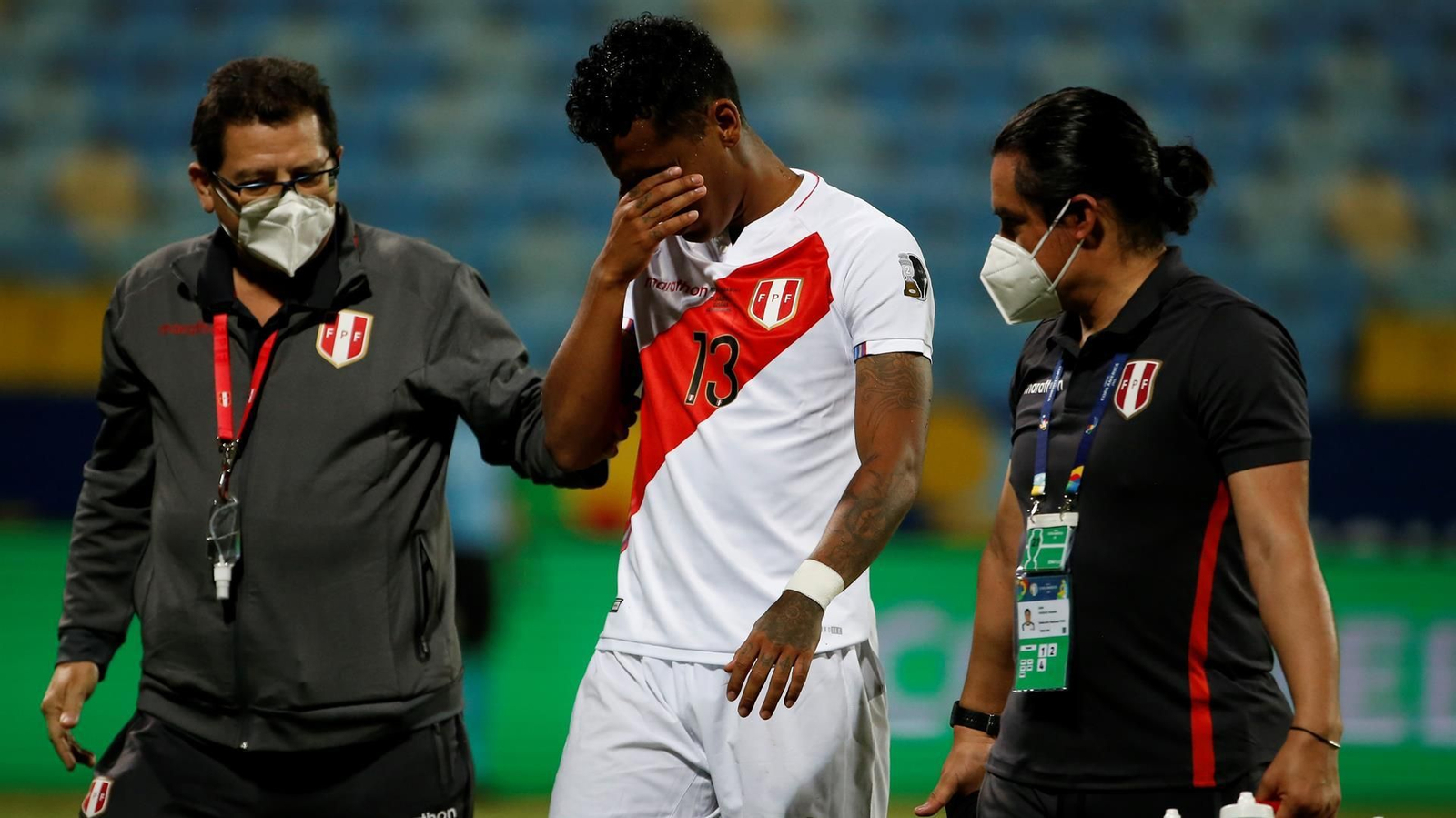 Renato Tapia (c) de Perú