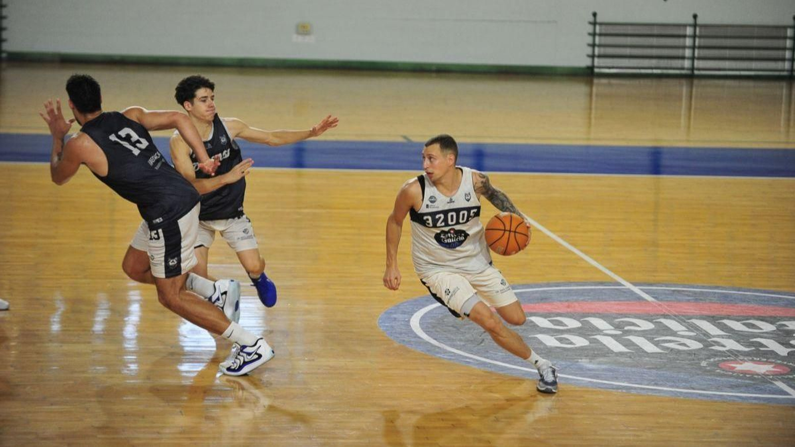 El base letón del COB, Toms Leimanis, con el balón, en un entrenamiento del equipo en el Pazo.
