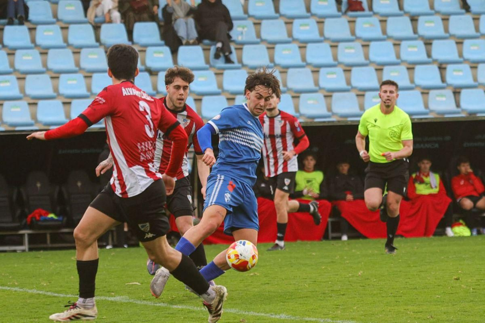 Fran López se queda un balón ante los defensas visitantes.