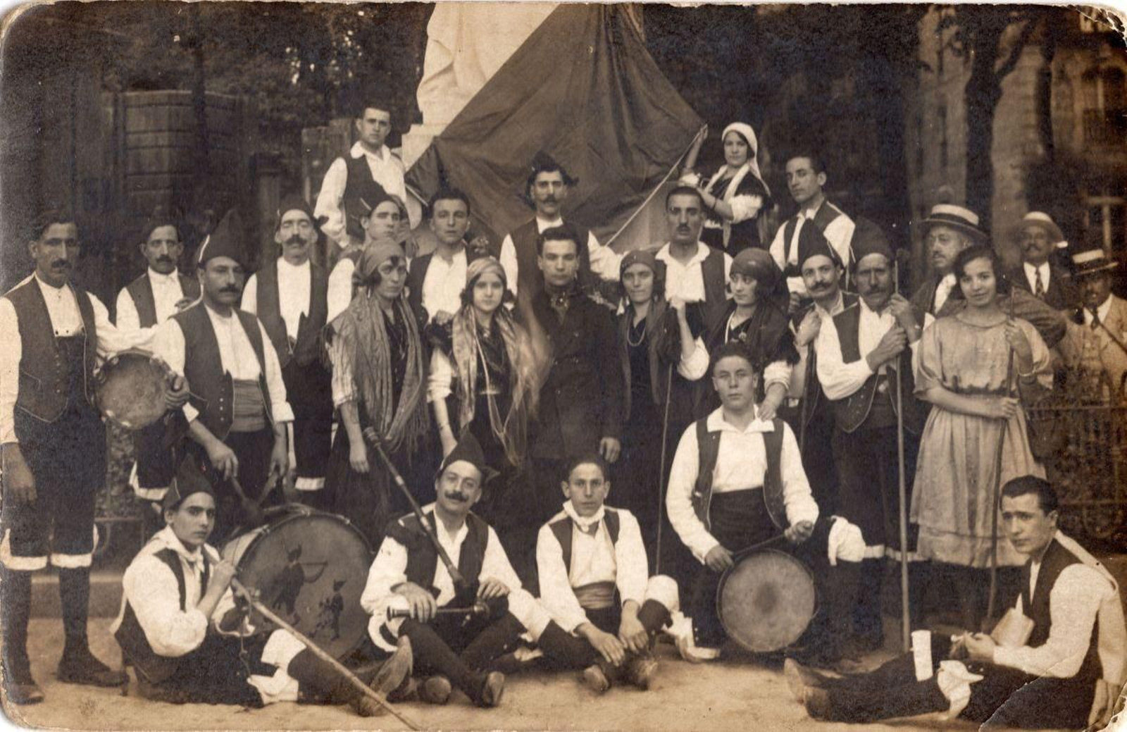 Os Enxebres en Ponteareas con Alejandro R. Covelas como directivo de la agrupación . Papel. Archivo Angela Iglesias.