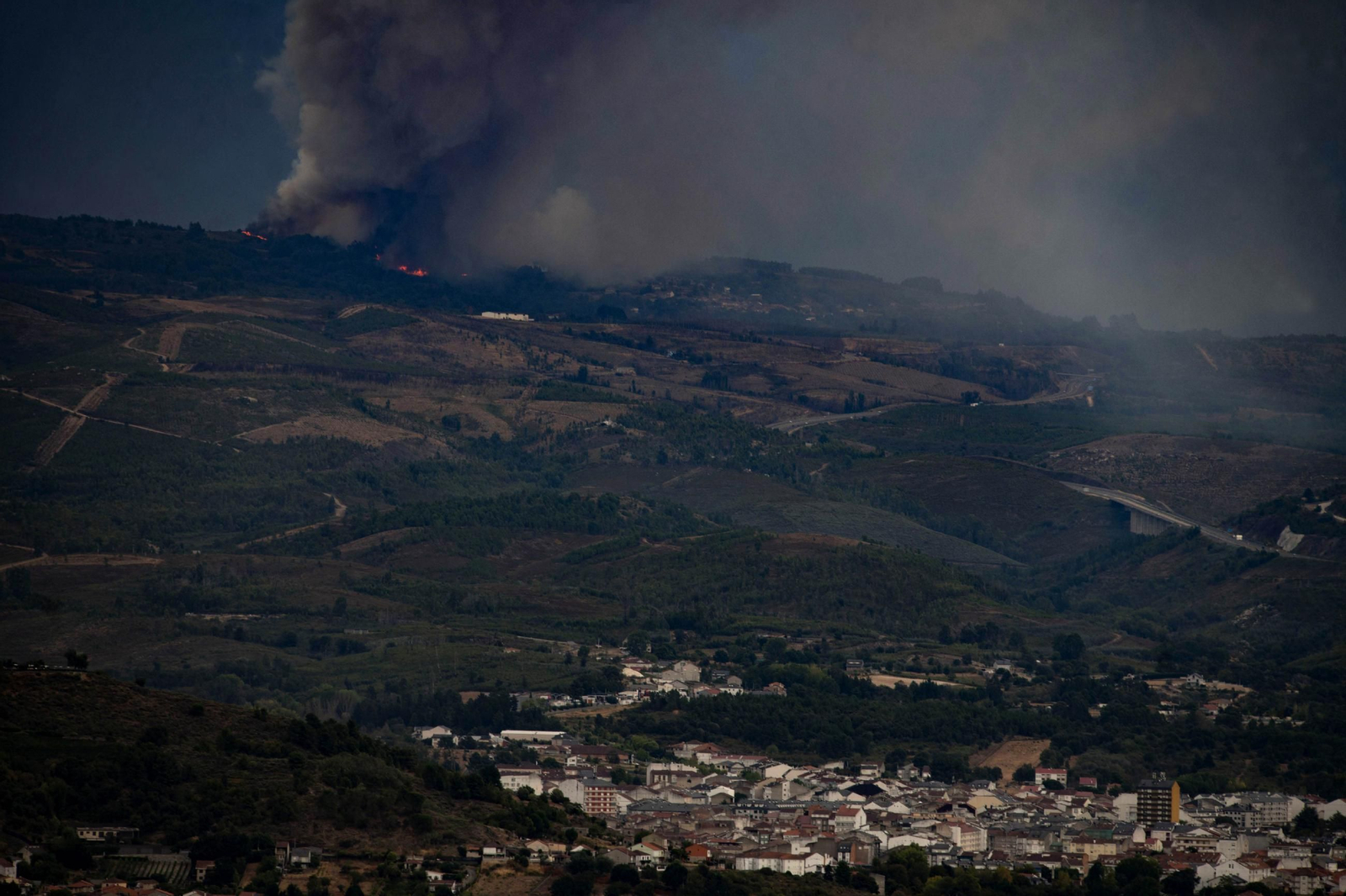 El incendio que se mantiene activo en Fumaces.