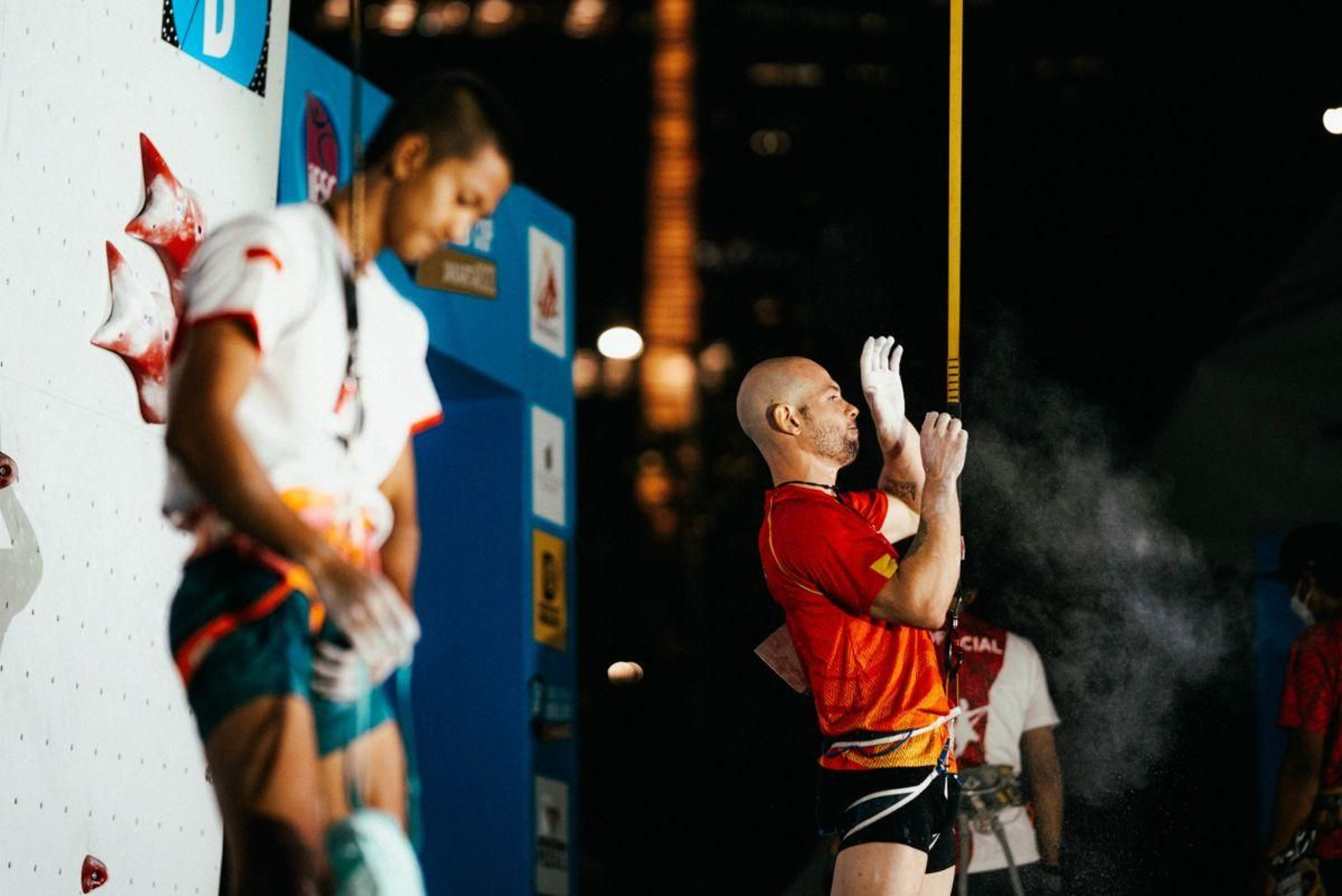 El escalador miñoto se sacude el magnesio de sus manos en una prueba de la Copa del Mundo.