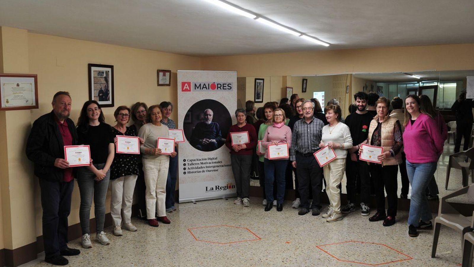 Alumnos del grupo de tarde, junto a sus monitores, tras finalizar el curso del programa  A Maiores.