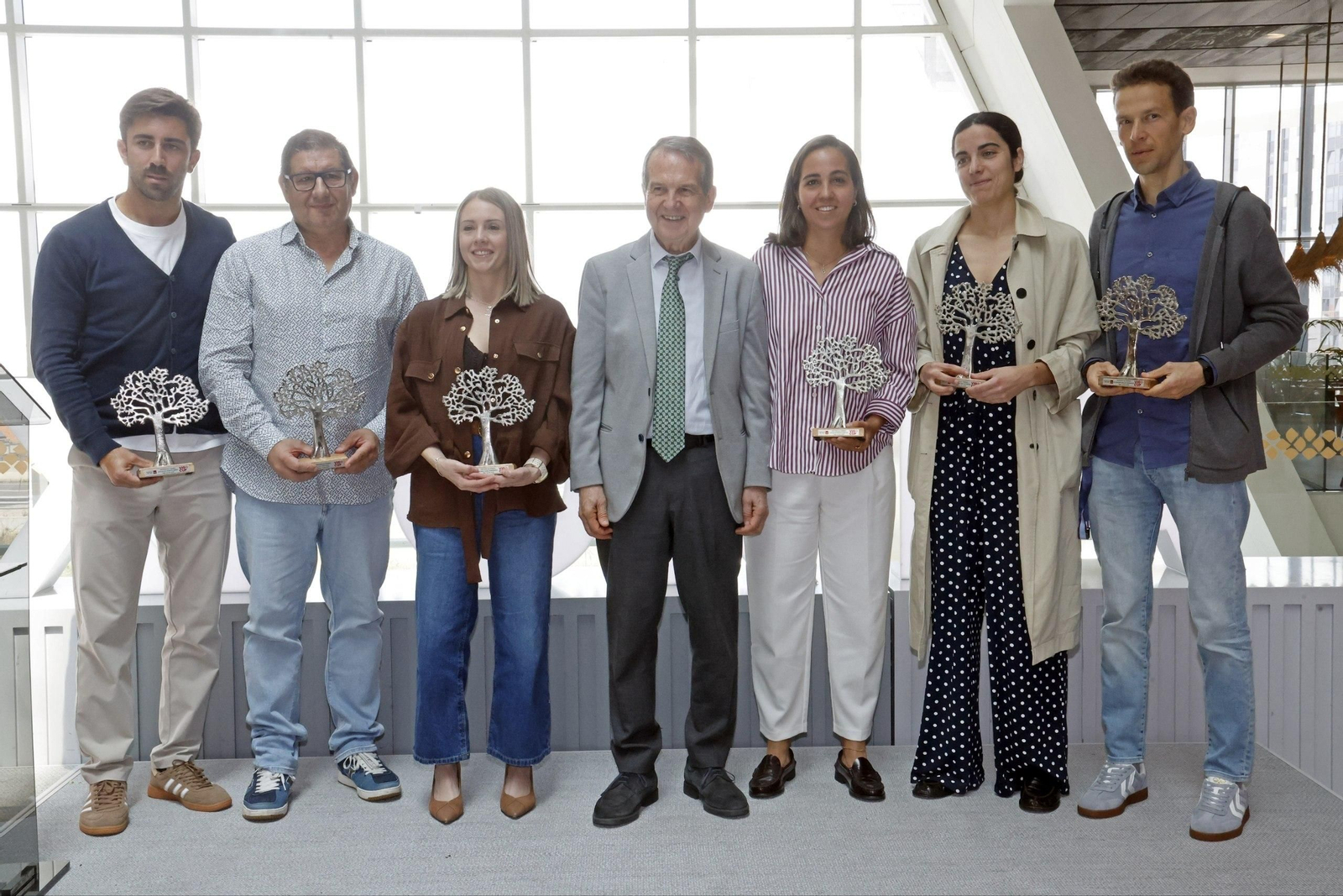 De Vicente, Fran Fernández, Elena Casal, Caballero, Lucía Camisón, Clau y Álex Abalde, en la presentación.