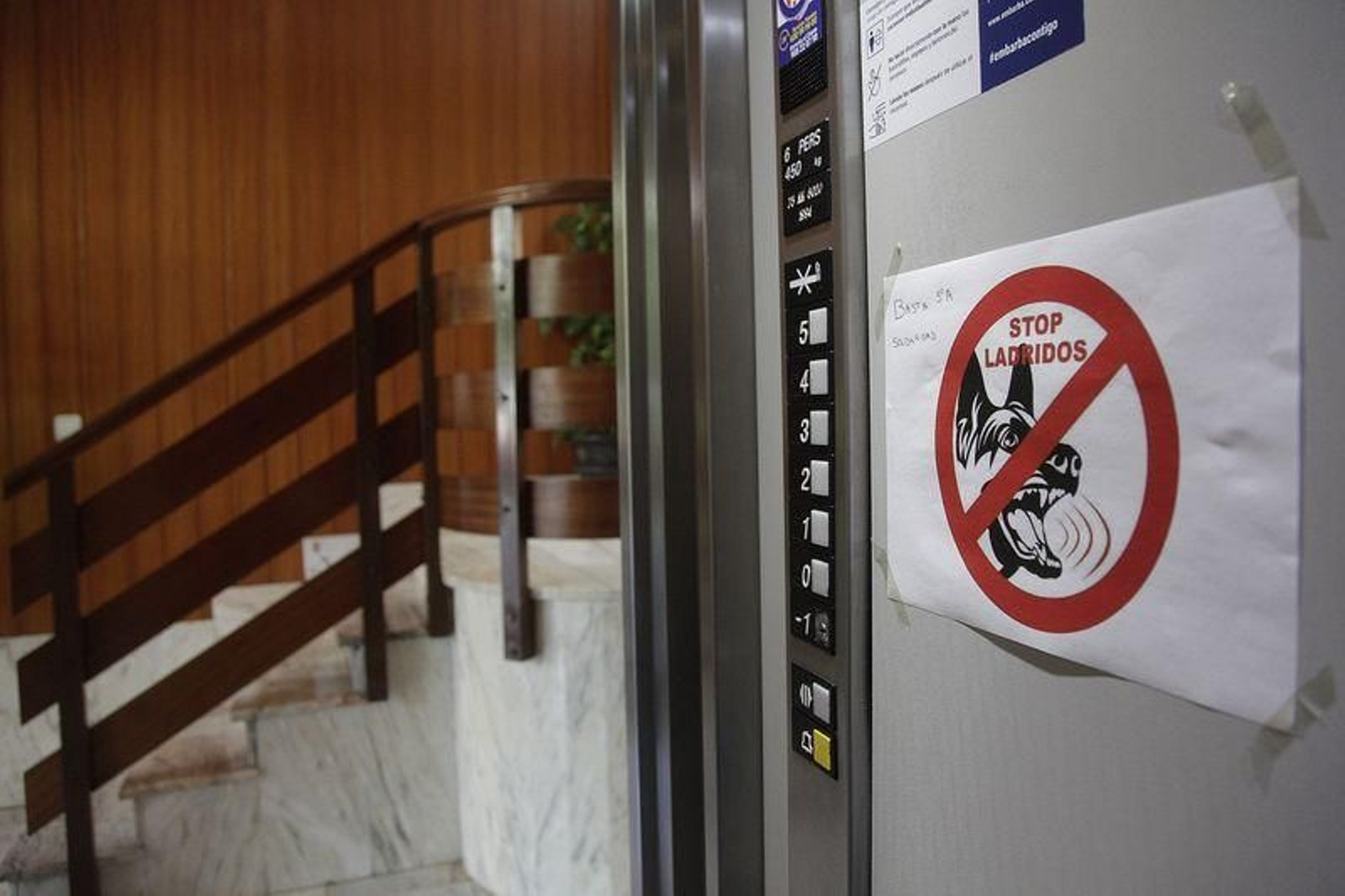 Uno de los carteles de "stop ladridos" colocados por la pareja (MIGUEL ÁNGEL).