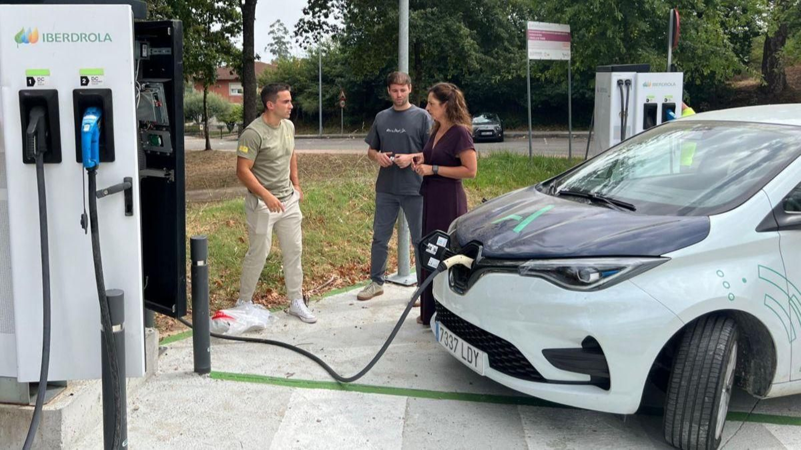 La alcaldesa, Sandra González, delante de una de la estaciones de carga.