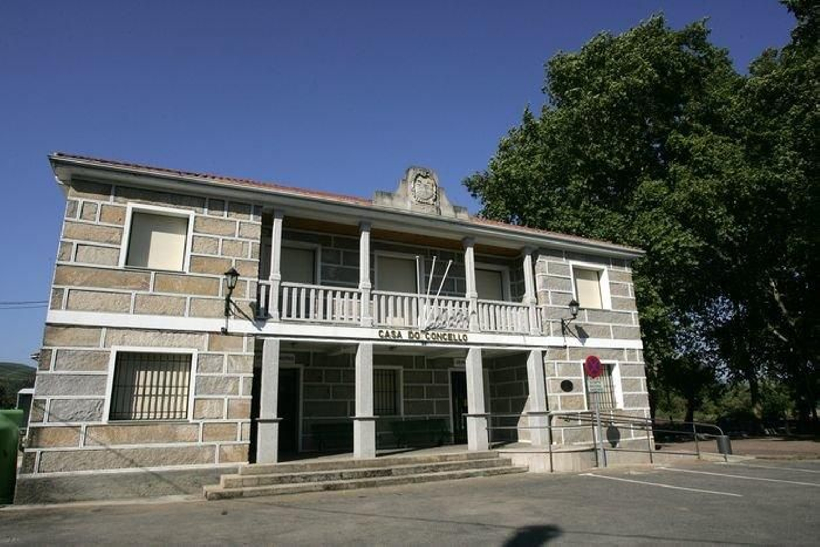 Fachada de la Casa Consistorial de Monterrei.