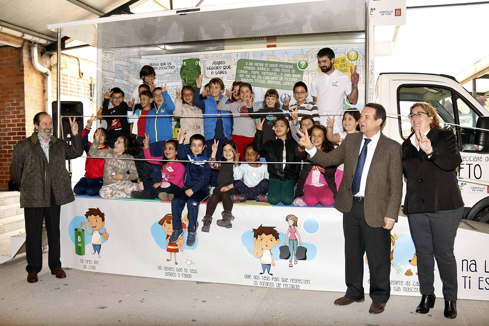 El alcalde Abel Caballero y la concejala Olga Alonso, con los alumnos del CEIP Balaídos.