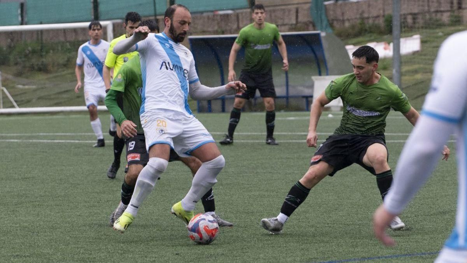 El defensa Dani Arbo, del Sporting Carballiño, controla el balón ante Nava, de la Purísima.